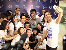 Cựu Phó thủ tướng Đức selfie cùng người Việt trẻ