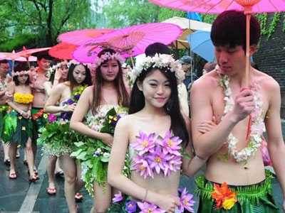 Đám cưới nguyên thủy gây "sốc" của 20 cặp đôi Trung Quốc