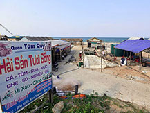 Bãi biển ở Hà Tĩnh đìu hiu sau sự cố cá chết hàng loạt