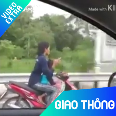 Nguoi phu nu cho tre em, buong 2 tay de su dung dien thoai hinh anh